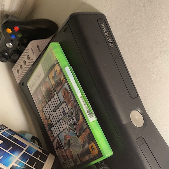 Xbox 360 with game and everthing included - Picture 1 of 1